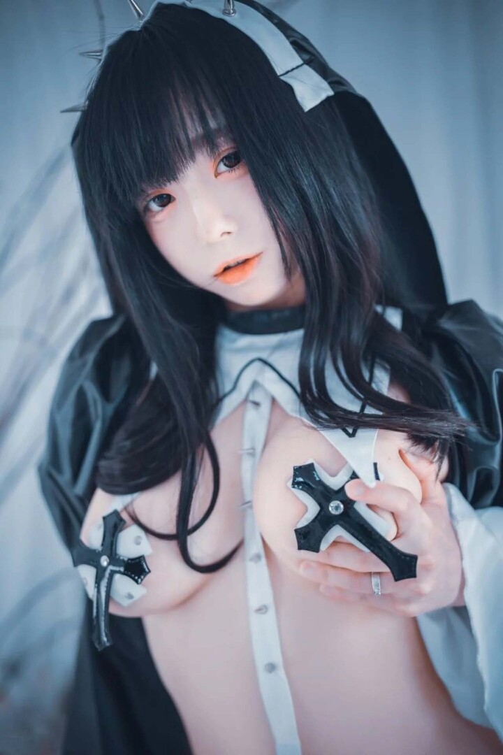 anh cosplay nun 18